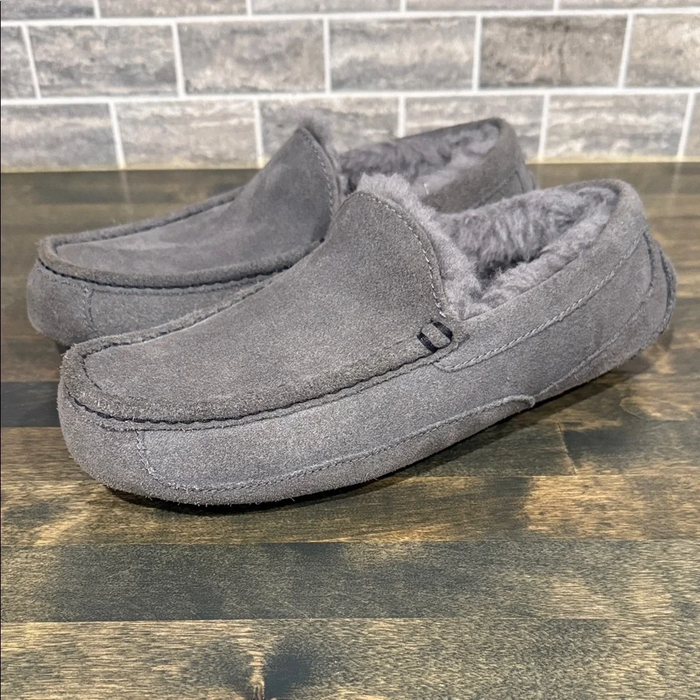 UGG Ascot Gray‎ Suede Slippers Men's size 7